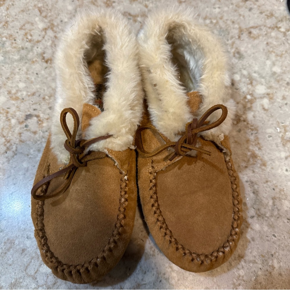 Minnetonka Tan Suede Baby Moccasins size 6